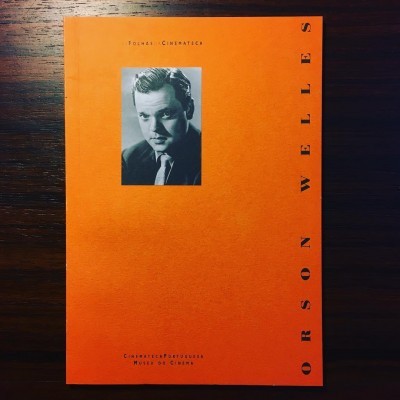 Livro laranja com fotografia preta e branca e texto Orson Welles