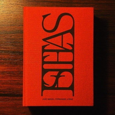 Livro de capa dura laranja com o título 'FEIAS' e nome do autor em madeira