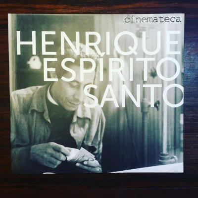 Capa de livro com fotografia em tons cinzentos de homem e texto 'HENRIQUE ESPÍRITO SANTO' em branco
