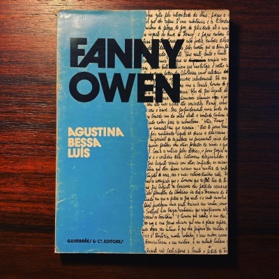 Capa de livro azul e bege com título FANNY OWEN e texto manuscrito