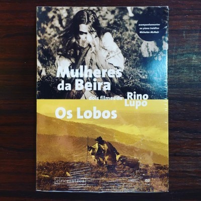 Caixa de DVD com capas fotográficas e títulos visíveis