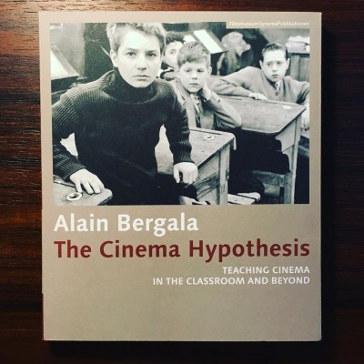 Capa do livro 'The Cinema Hypothesis' com foto a preto e branco de crianças numa sala de aula