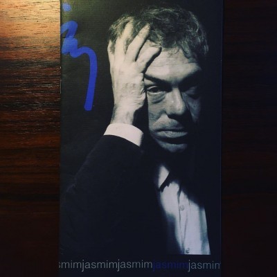 Capa de livro com fotografia a preto e branco de um homem sério e assinatura azul.