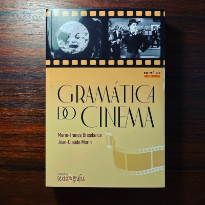 Capa do livro Gramática do Cinema, com imagens de filme em preto e branco, fundo amarelo