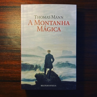 Capa do livro A Montanha Mágica de Thomas Mann com figura masculina de costas em montanha