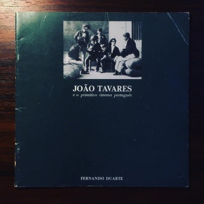 Capa de livro João Tavares com foto a preto e branco sobre fundo azul escuro