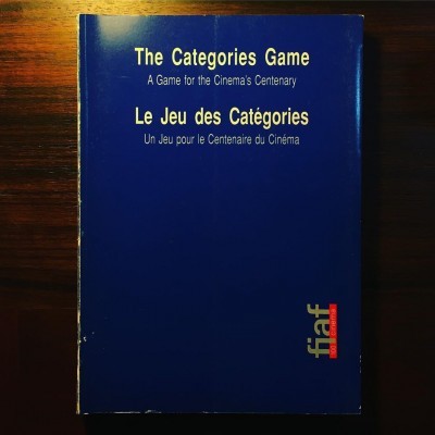 Caixa azul escura de jogo 'The Categories Game' com textos em inglês e francês