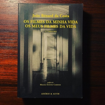 Livro 'OS FILMES DA MINHA VIDA OS MEUS FILMES DA VIDA' de João Bénard da Costa com capa preta e imagem de corredor em preto e branco