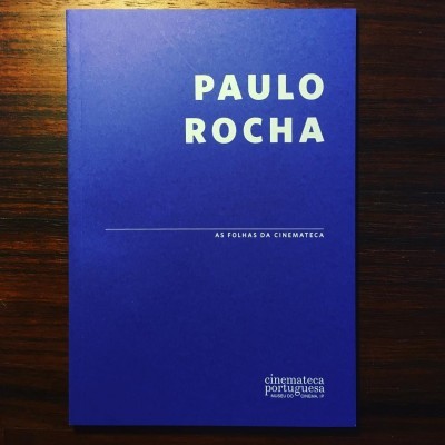 Livro azul com texto branco sobre superfície de madeira