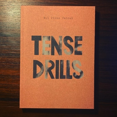 Livro laranja com título TENSD DRILLS e nome do autor Rui Pires Cabral