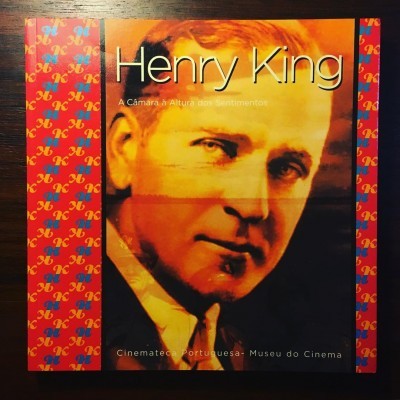 Capa alaranjada de álbum ou livro com retrato de homem e texto Henry King