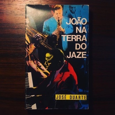 Capa do livro 'João na Terra do Jaze' de José Duarte com ilustração de músicos