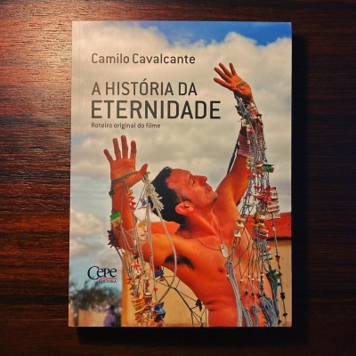Capa do livro 'A HISTÓRIA DA ETERNIDADE' de Camilo Cavalcante com imagem de homem com fios e luzes coloridas e céu de fundo
