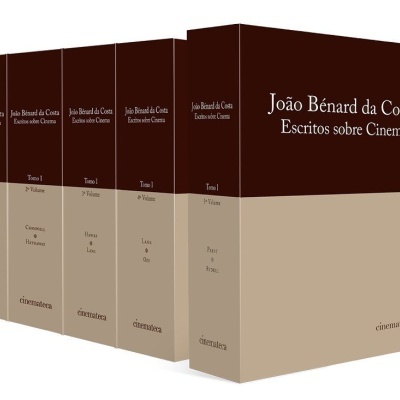 Conjunto de cinco livros João Bénard da Costa Escritos sobre Cinema, capas castanho e bege, sobre fundo branco