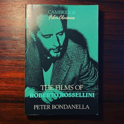 Capa de livro verde e preto com imagem de homem e texto sobre filmes de Roberto Rossellini