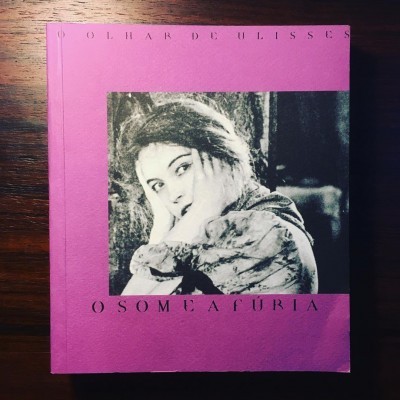 Capa de livro rosa com foto a preto e branco de mulher e texto em letras maiúsculas