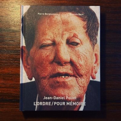 Capa de livro com foto de rosto envelhecido e texto em francês.