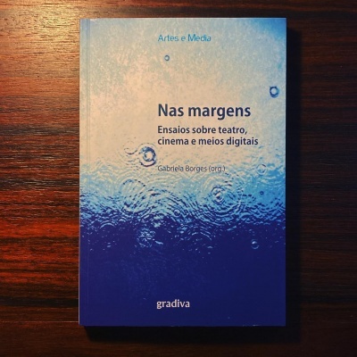 Livro 'Nas margens' com capa azul e gotas de água