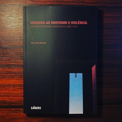 Livro com capa preta e texto vermelho e branco sobre cinema e censura, numa superfície de madeira