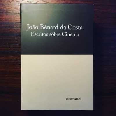 Livro 'João Bénard da Costa Escritos sobre Cinema' com capa preta e branca sobre mesa de madeira