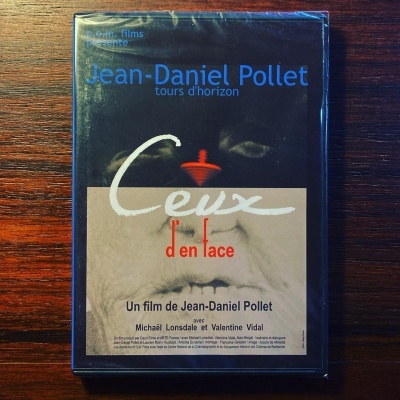 Capa de filme com texto e imagem de rosto desfocado em tons escuros