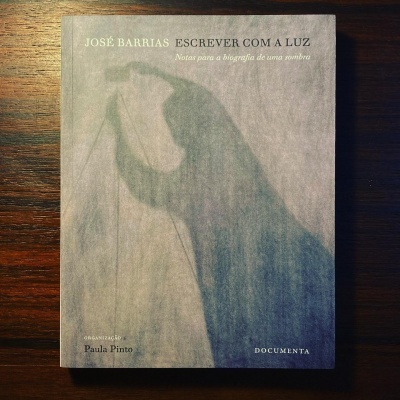 Capa de livro cinzenta com sombra e texto em português