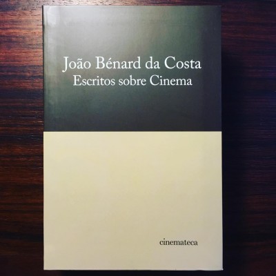 Livro João Bénard da Costa Escritos sobre Cinema com capa bicolor cinza escuro e creme
