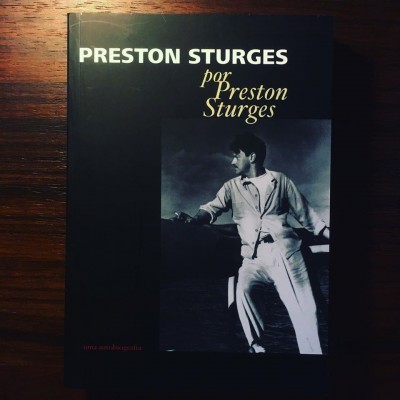 Livro 'Preston Sturges por Preston Sturges' com foto de homem de fato claro