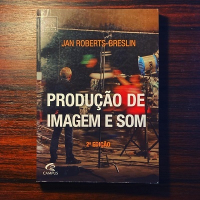 Livro 'Produção de Imagem e Som' de Jan Roberts Breslin sobre superfície de madeira