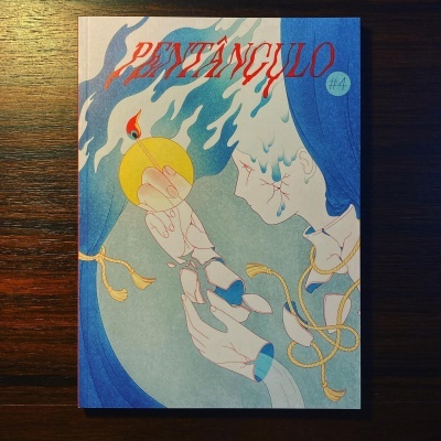 Capa de revista 'PENTÂNGULO #4' com ilustração de mão segurando vela com chama azul e cortinas azuis