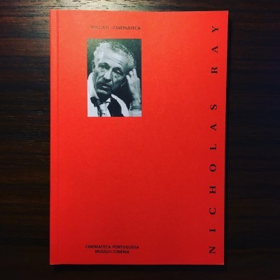 Livro com capa vermelha e fotografia a preto e branco de Nicholas Ray
