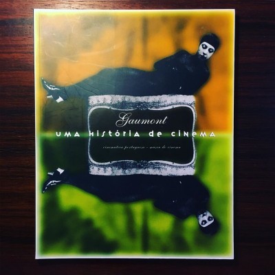 Capa do livro Gaumont UMA HISTÓRIA DE CINEMA com figura humana e fundo amarelo e verde