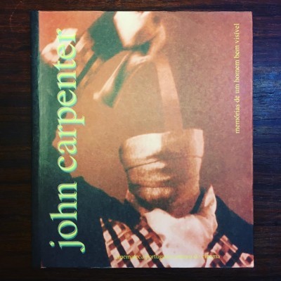 Capa do livro 'john carpenter' com imagem de uma pessoa com martelo e texto 'memórias de um homem bem visível'.