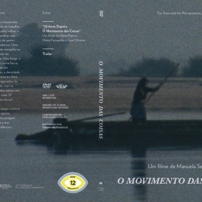 Capa DVD O Movimento das Coisas com pessoa em barco num rio ao entardecer