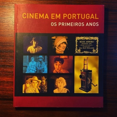 Livro Cinema em Portugal os primeiros anos com fotos e câmara de filmar antiga na capa