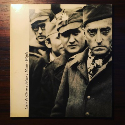 Capa de livro com fotografia a preto e branco de homens em roupas militares antigas