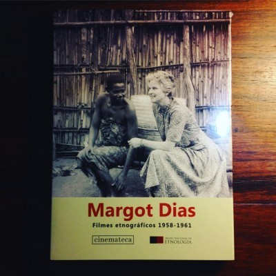 Capa de livro com fotografia preto e branco de mulher e homem sentados a conversar, com textos e logos na parte inferior
