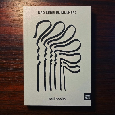 Capa de livro branco com gráficos pretos e texto em português