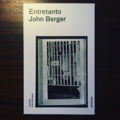 Capa do livro 'Entretanto' de John Berger com fotografia em preto e branco e texto