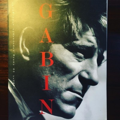 Capa de livro com foto preta e branca de rosto masculino e título GABIN em letras vermelhas verticais