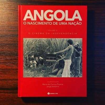 Capa de livro vermelho com título sobre Angola e imagem a preto e branco de filmagem.