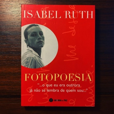 Livro Fotopoesia de Isabel Ruth com capa vermelha e foto a preto e branco