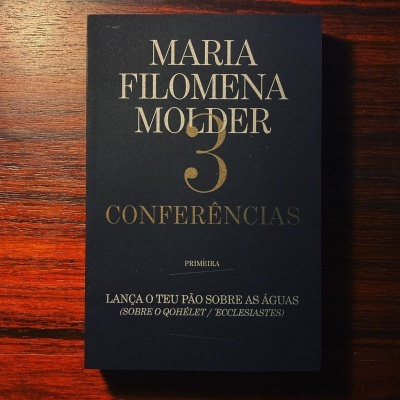 Livro azul escuro de Maria Filomena Molder com texto dourado e branco