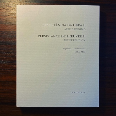 Capa branca de livro com texto em português e francês sobre arte e religião