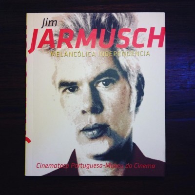 Capa de livro com foto de homem e texto Jim Jarmusch Melancólica Independência.