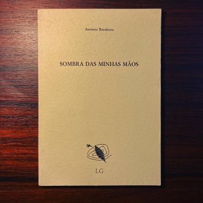 Capa de livro creme com título e autor, ilustração e texto LG