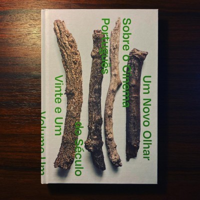 Capa de livro branco com gravetos e texto verde sobre cinema português.