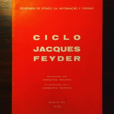 Capa vermelha de catálogo do ciclo Jacques Feyder, 1970, com texto impresso em branco e bege.