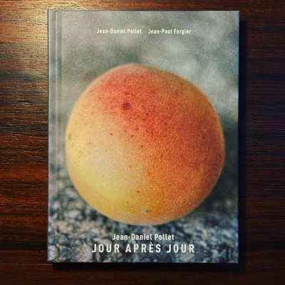 Livro com capa mostrando pêssego e texto Jean-Daniel Pollet JOUR APRÈS JOUR