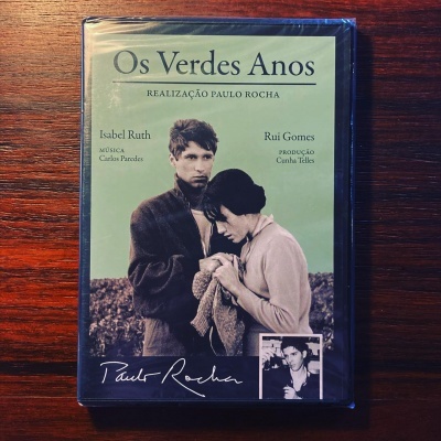 Capa de DVD do filme 'Os Verdes Anos' com imagem de casal e texto em verde